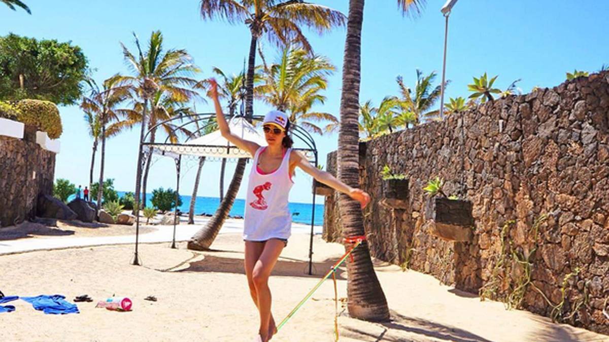 Nach der Saison ist vor der Saison: Skispringerin Sarah Hendrickson trainiert deshalb bereits im Urlaub unmittelbar nach Saisonende ihr Gleichgewicht