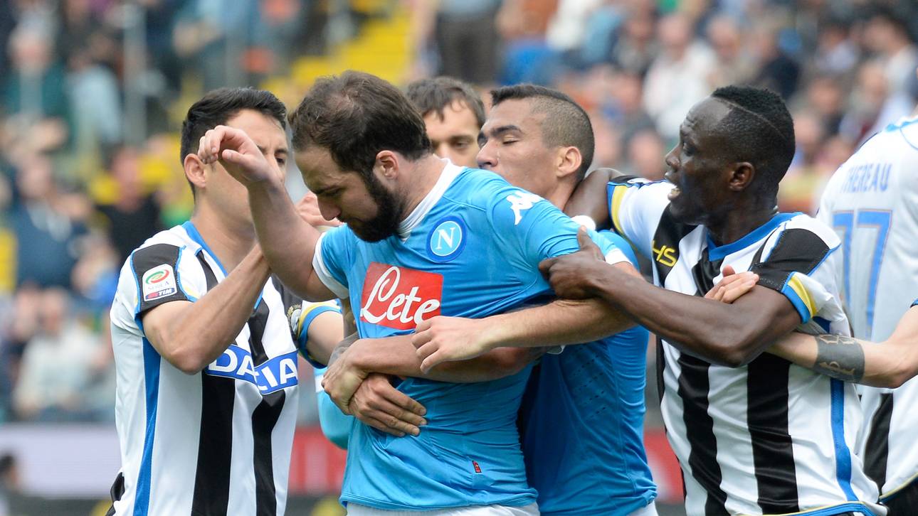 Higuain nach Ausraster lange gesperrt