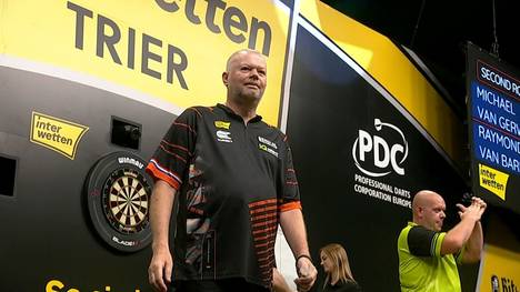 In der zweiten Runde des European Darts Matchplay kommt es zum Top-Duell zwischen Michael van Gerwen und Raymond van Barneveld - mit überraschendem Ausgang.