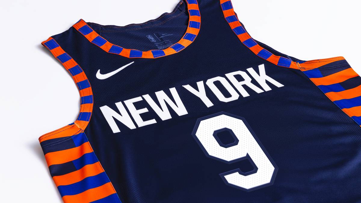 NEW YORK KNICKS: New York City ist die berühmteste und verehrteste Metropole der amerikanischen Geschichte - mit einer Skyline, die man sehen muss, um es zu glauben. Das Trikot feiert den Big Apple von hoch aufragenden Aussichtspunkten aus gesehen, mit Seitenapplikationen, die die beeindruckende Skyline der Stadt widerspiegeln. Die Dekolleté- und Armlochdetails beziehen sich auf die Knickerbocker-Ära und verbinden die klassische und moderne Identität des Teams