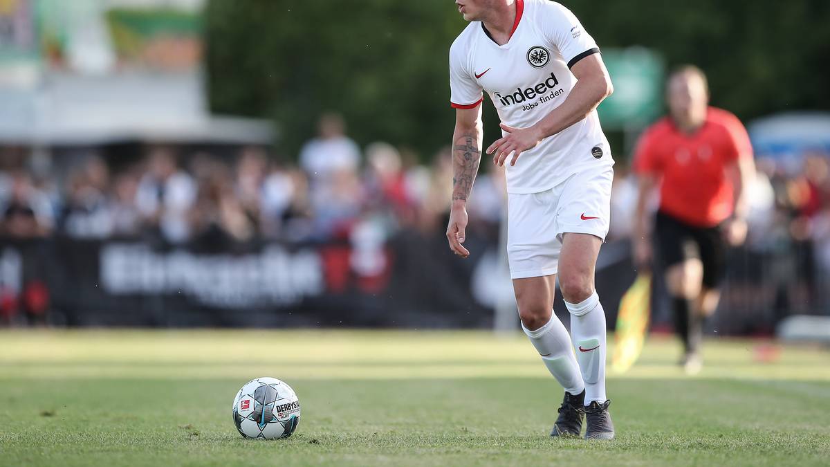 2018 wechselte der Rechtsverteidiger von Borussia Dortmund zu Eintracht Frankfurt. Mit den Hessen gewann er 2022 überraschend die Europa League, wurde allerdings aus dem EL-Kader aussortiert. Im Sommer wechselte er in die 2. Bundesliga zum 1. FC Kaiserslautern