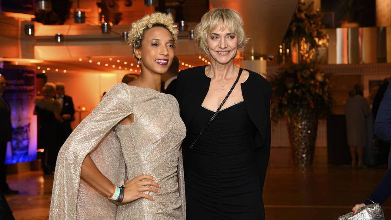 Malaika Mihambo (l.) und Heike Drechsler beim Deutschen Sportpresse-Ball 2021 in Frankfurt