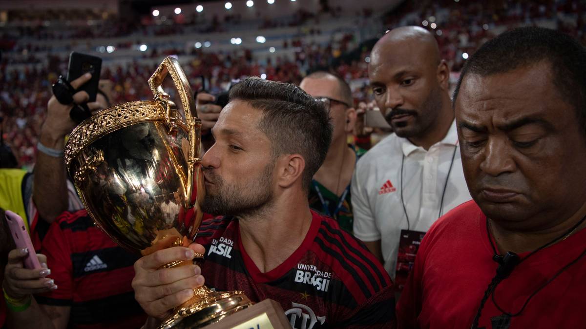 Wie viele seiner Landsleute verschlug es auch ihn auf die alten Karriere-Tage zurück in die Heimat. Bei Flamengo Rio de Janeiro gelang ihm Ende April der Gewinn der Stadtmeisterschaft gegen Vasco da Gama