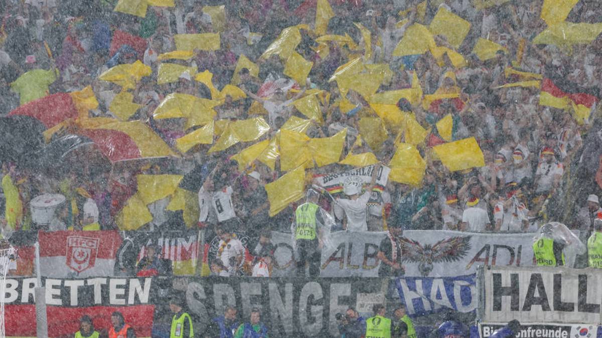 Die Deutschen Fans nutzen das Choreomaterial als Regenschutz. 