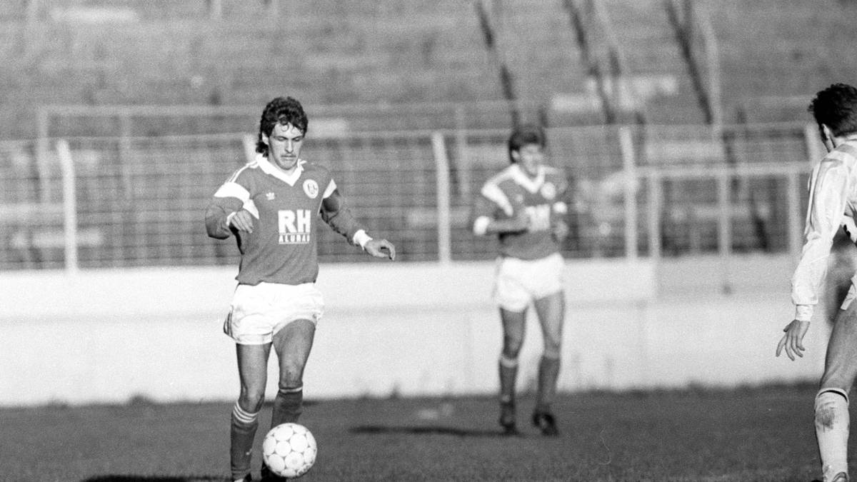 CARSTEN MARELL: Auch Carsten Marell stammte aus der Knappenschmiede. 1988 debütierte der gebürtige Hertener für die Königsblauen in der 2. Liga. Im Jahr darauf wagte er den Schritt nach Mönchengladbach - setzte sich dort aber nie durch. Erst in Meppen zurück in der 2. Liga wurde Marell endlich glücklich