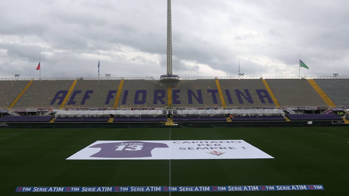 In der Mitte des Spielfelds lag vor dem Anpfiff ein überdimensionales Banner mit Astoris Trikot mit der Rückennummer 13, die die Fiorentina nie mehr vergeben wird. Dazu stand geschrieben: "Kapitän für immer." 