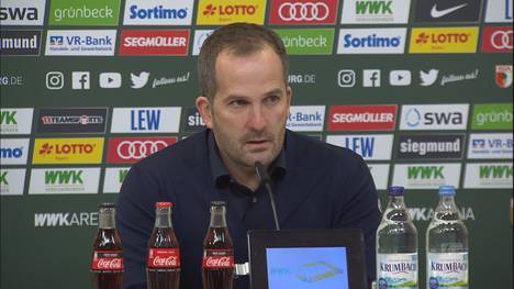 Schalkes Mark Uth war nach einem Zusammenprall im Spiel gegen Augsburg bewusstlos. Manuel Baum verrät, dass er die letzten Minuten aber wieder miterlebte.