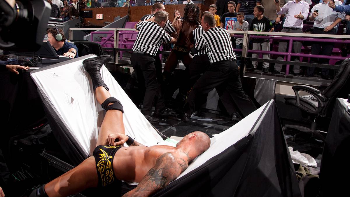 16. NOVEMBER 2009 - Großer Auftritt für den jungen Hoffnungsträger Kofi Kingston: Kingston prügelt sich mit Orton durch den altehrwürdigen Madison Square Garden und krönt die Keilerei mit einem spektakulären "Boom-Drop"-Sprung durch einen Tisch