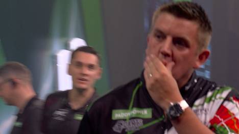Luke Littler marschiert in Runde drei der Darts-WM. Seine Zweitrundenpartie gegen den Qualifikanten David Davies gestaltete sich dennoch zu einem harten Stück Arbeit. 