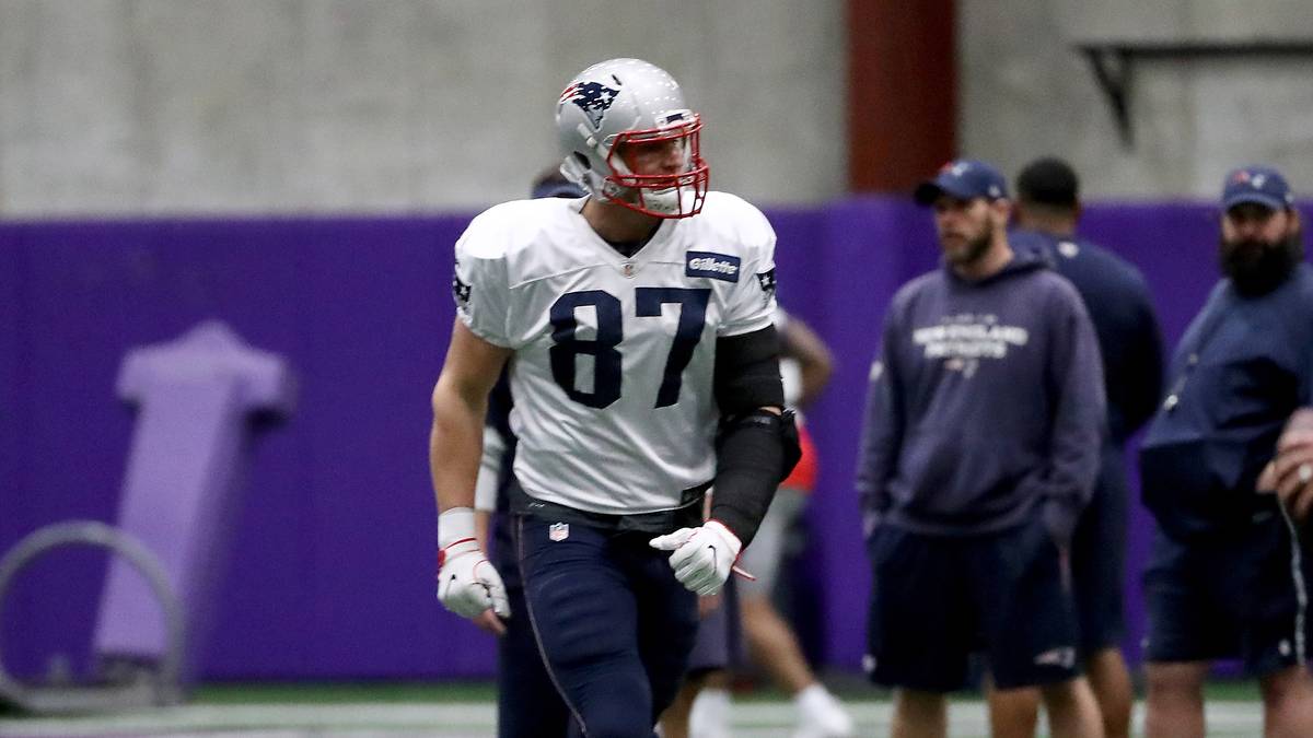 Rob Gronkowski von den New England Patriots schaut sich alles ganz genau an. Ob er spielen kann, ist noch ungewiss
