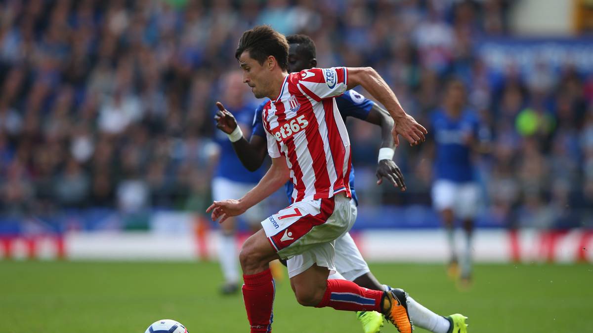 Seine bislang letzte Station in Europa war Stoke City. Von dor war der Kroate bis Sommer 2018 an den spanischen Erstligisten Deportivo Alaves ausgeliehen - und bekam auch dort kaum ein Bein auf dem Boden. Nach 15 Einsätzen mit nur einem Tor und einem Streit mit Sportdirektor Sergio Fernandez war in Vitoria schon wieder Schluss