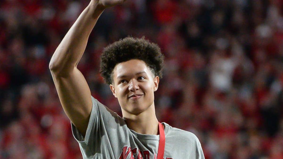 Um selbst Platz im Roster zu schaffen, fädelte Dallas gleichzeitig einen Trade mit den Oklahoma City Thunder ein, bei dem Rookie Isaiah Roby im Tausch für Justin Patton, der allerdings umgehend wieder entlassen werden soll, und Cash Considerations nach Oklahoma City wechselt