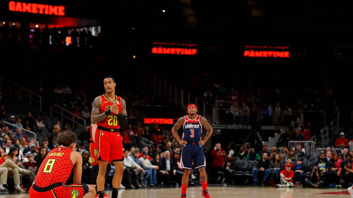 Trae Young von den Atlanta Hawks zieht sich für das Spiel gegen die Washington Wizards das Trikot mit der Nummer acht an und kniet nach dem Anwurf acht Sekunden an der Freiwurflinie, um Kobe zu gedenken