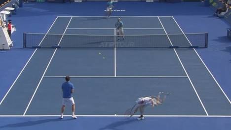 Bitteres Missgeschick von Tim Pütz! Der deutsche Tennis-Profi muss beim ATP-Turnier in Doha aufgeben, weil er seinen eigenen Schläger ins Gesicht bekommt.