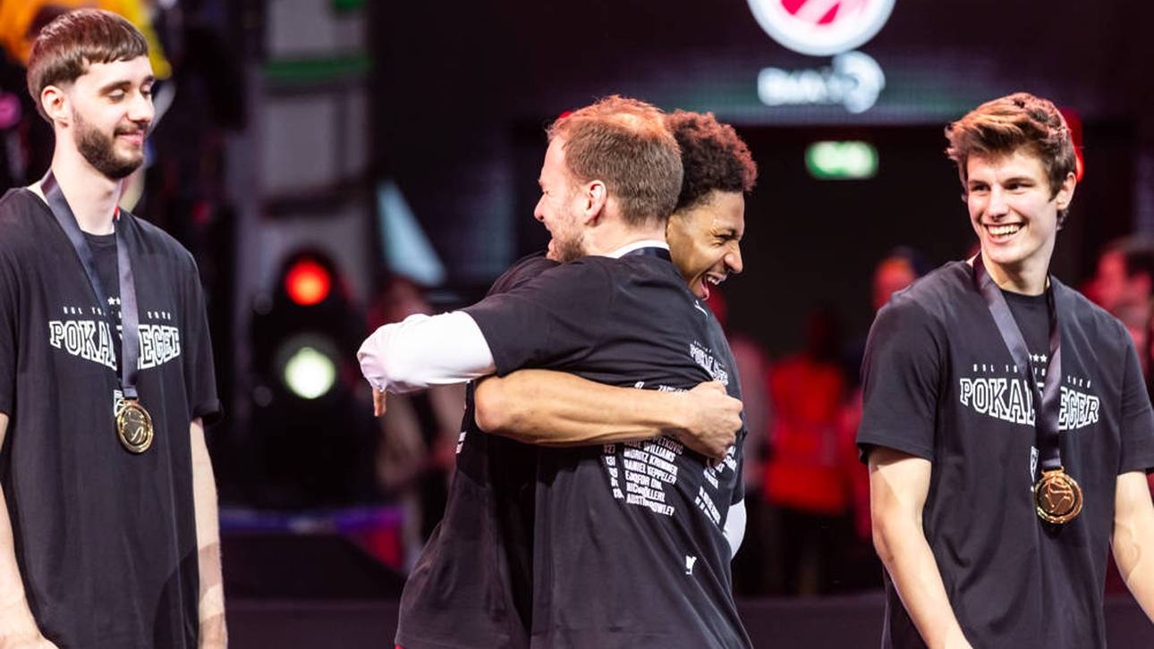 Anton Gavel feiert mit MVP Demarcus Demonia