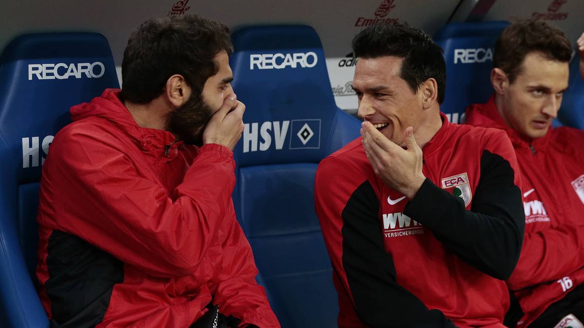 In Hamburg ist derweil auf der Augsburger Bank offensichtlich mehr Unterhaltung geboten, als auf dem Rasen