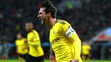 LEVERKUSEN, GERMANY - FEBRUARY 08: Mats Julian Hummels of Borussia Dortmund celebrates scoring his teams first goal of the game during the Bundesliga match between Bayer 04 Leverkusen and Borussia Dortmund at BayArena on February 08, 2020 in Leverkusen, Germany. (Photo by Dean Mouhtaropoulos/Bongarts/Getty Images)