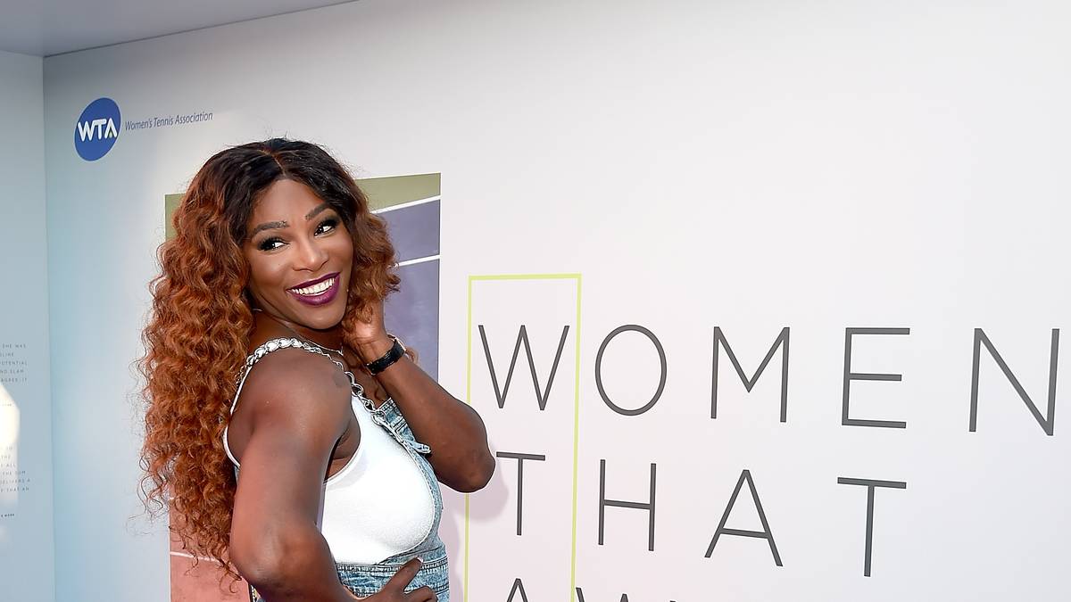 Serena Williams wirkt aktuell noch nicht hundertprozentig austrainiert. Keine Wunder, sie wurde auch erst Mutter. Daher darf sie auch ein Jeans-Outfit tragen