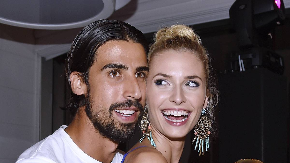 Auch auf der anschließenden Weltmeister-Party lassen sich die zwei nicht lumpen. Khedira und Gercke feiern ausgiebig den Titel. Lena reißt sich hier den goldenen WM-Pokal unter den Nagel. Am Liebesglück der beiden hat zu diesem Zeitpunkt niemand gezweifelt - ein echtes Traumpaar eben