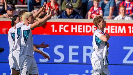 Der Jubel nach der Führung von Hoffenheim sorgte zunächst bei den Heidenheim-Fans für Ärger. Die Spieler der TSG präsentierten das Trikot von Mitspieler Bebou, dessen Ehefrau eine Fehlgeburt erlebte. FCH-Coach Frank Schmidt schickte im Anschluss den Zeugwart in die Kurve, um die Fans über die Situation aufzuklären und ein Missverständnis zu vermeiden.