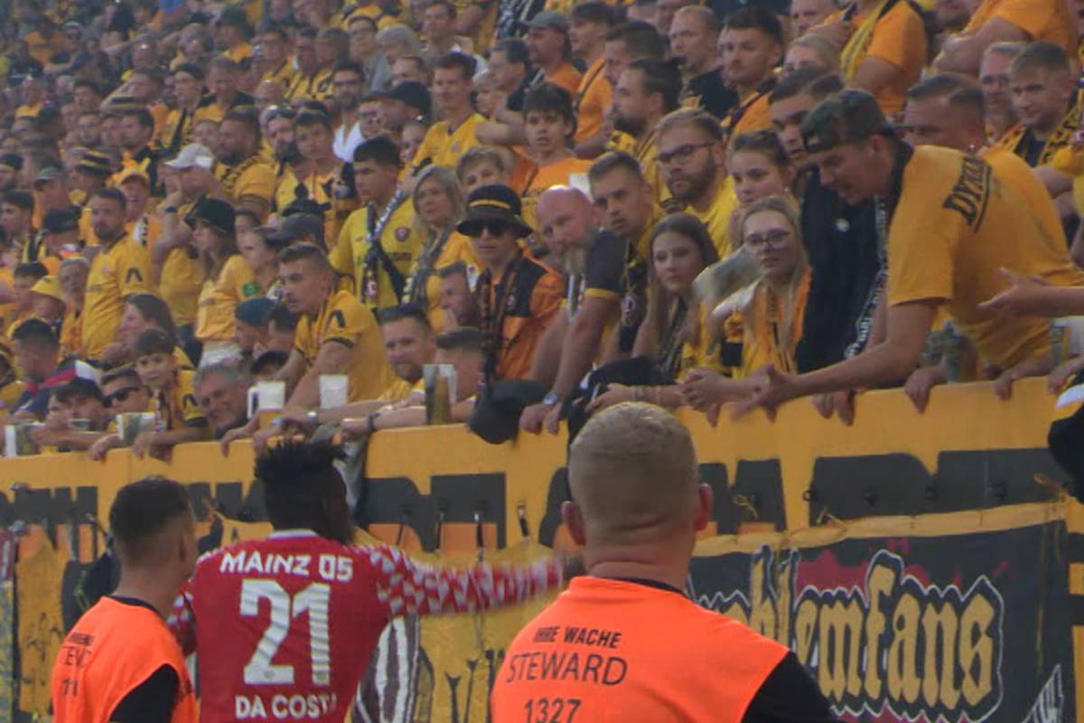 Mainz-Abräumer Danny Da Costa wird gegen Dresden zum Aufräumer. Der Verteidiger gibt einen Becher an einen Fan zurück - gedankt wird ihm die Aktion allerdings nicht.