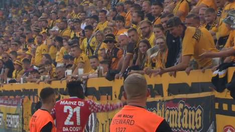 Mainz-Abräumer Danny Da Costa wird gegen Dresden zum Aufräumer. Der Verteidiger gibt einen Becher an einen Fan zurück - gedankt wird ihm die Aktion allerdings nicht.