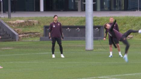 Beim Training der deutschen Nationalmannschaft zeigt sich Thomas Müller artistisch. Zweimal probiert der Nationalspieler einen Fallrückzieher.