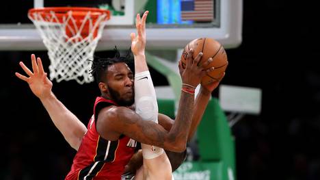 Miami Heat v Boston Celtics, NBA: Aron Baynes (r.) von den Boston Celtics geht gegen Heat-Star Derrick Jones Jr. unfair zu Werke