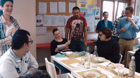 Das Clubhaus-Modell zur psychosozialen Rehabilitation: ambulant, niederschwellig und international standardisiert. Im Zentrum stehen die vier Schlagwörter Mitgliedschaft, Mitarbeit, Mitbestimmung und Mitverantwortung. Weltweit gibt es bereits über 370 solcher Clubhäuser. Doch wie genau funktioniert dieses Modell? Eine Reise nach München und bis nach Italien – eine Reise zurück in die Mitte der Gesellschaft.