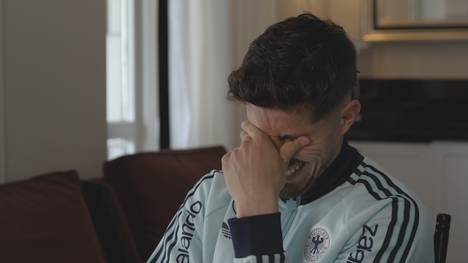 Bei einer Frage zu seinem Aussehen wird Kai Havertz auf der Pressekonferenz überrumpelt. 