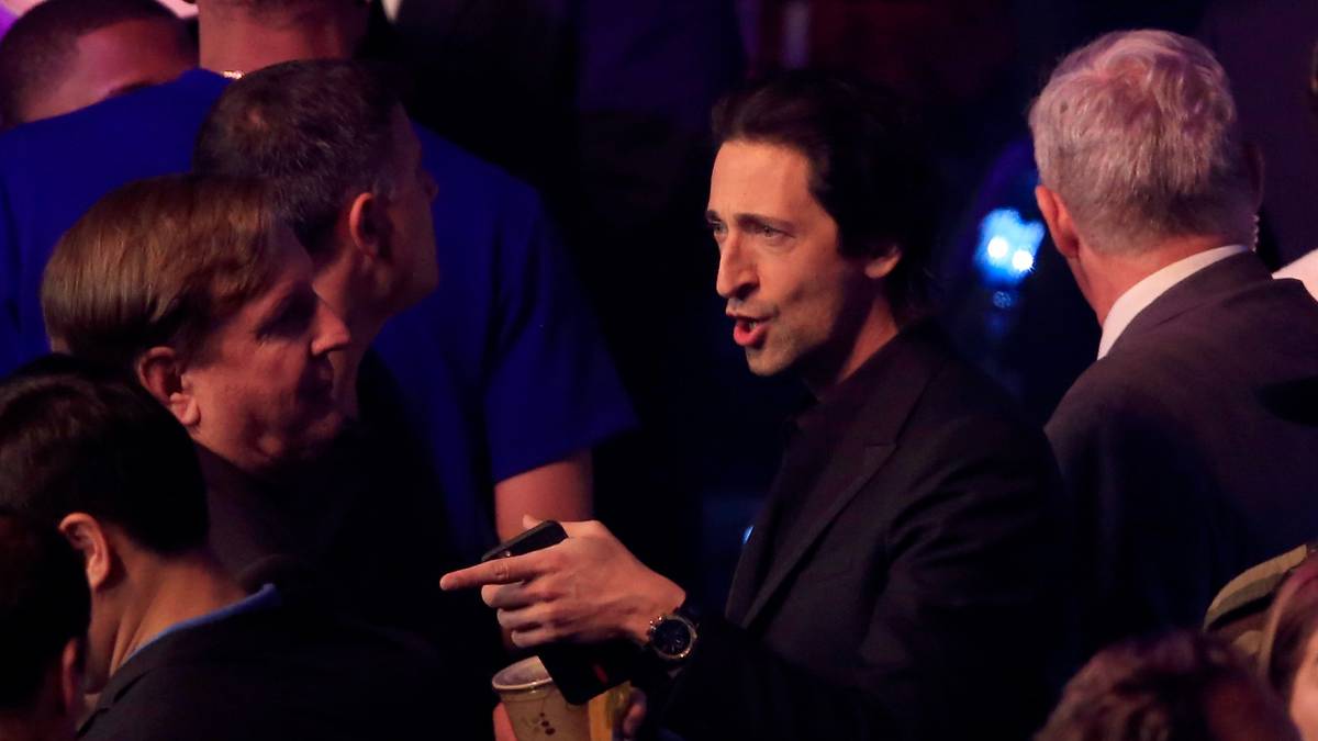 Oscar-Preisträger Adrien Brody sieht aus, als ahnte er, wer zum Triumphator erklärt wird