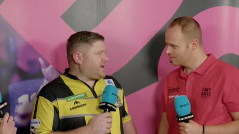 Mit einem unfassbaren Match schlägt James Hurrell sensationell die Nummer vier der Welt, Stephen Bunting. Als große Überraschung sieht sich der selbstbewusste Engländer aber nicht. Auch nicht gegen das mögliche Duell mit einem Deutschen.