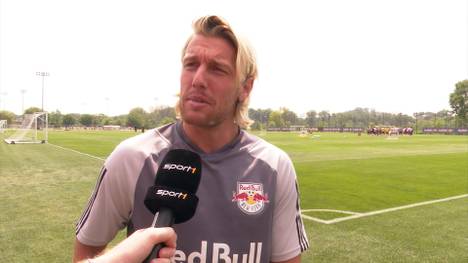 Emil Forsberg besucht RB Leipzig im Trainingslager in New York. Der Schwede spricht im SPORT1-Interview über seinen Ex-Klub, Meister Bayer Leverkusen und Xavi Simons.