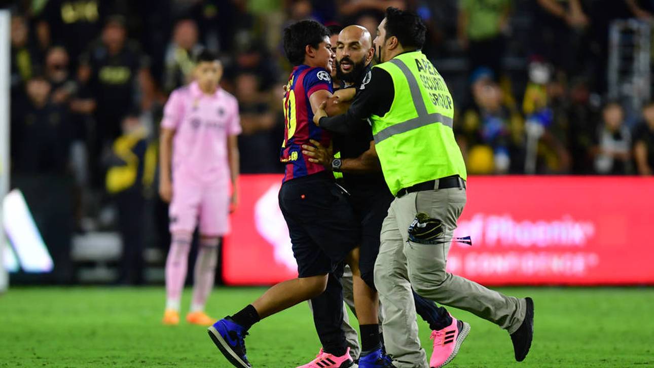 Messi-Bodyguard blockt Flitzer ab