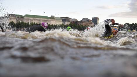Ins Wasser dürfen die Athleten des Ironman in Hamburg nicht
