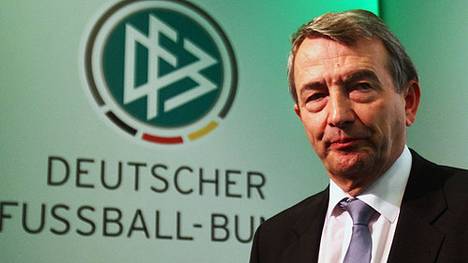 DFB-Präsident Wolfgang Niersbach lässt sich mit der "Blatter-Frage" Zeit