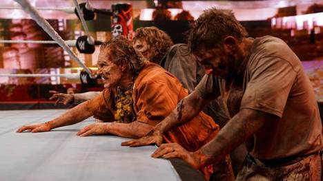 Bei WrestleMania Backlash war der WWE-Ring plötzlich von Zombies umgeben