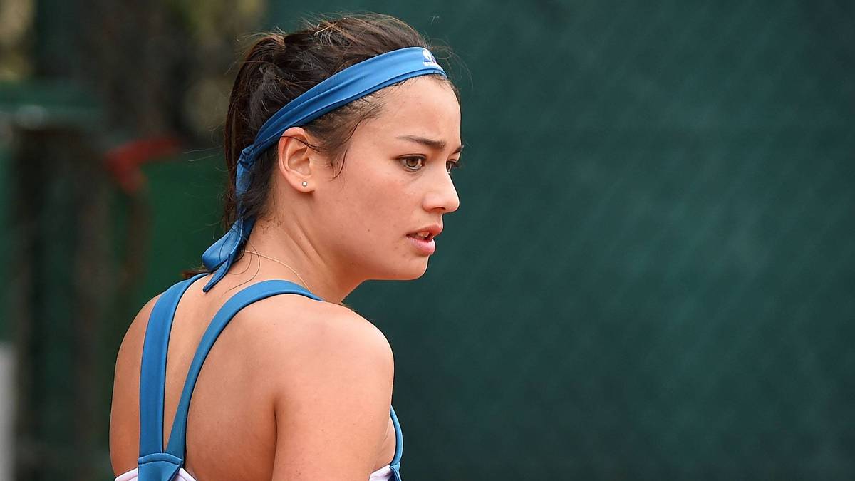 An den ersten Tagen bestimmen eigentlich die Zebra-Outfits die Szenerie - bis diese Dame kommt: Alize Lim aus Franreich stellt die Modestadt Paris mit ihrem Latzhosen-Outfit auf den Kopf