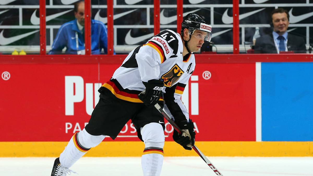 CHRISTOPH ULLMANN: Der 31-jährige Oberbayer ist einer der Leader des Teams. Zugleich ist er ein großer Sprücheklopfer und für sein lockeres Mundwerk bekannt. Nicht umsonst wurde er von "Servus TV" zweimal in Folge zum Cable Guy des Jahres gewählt. Dennoch überschreitet er bei seinen Sprüchen nie die Grenze. Deshalb ist er auch über seinen Klub, die Adler Manheim hinaus, bei den Kollegen in der DEL geschätzt und beliebt