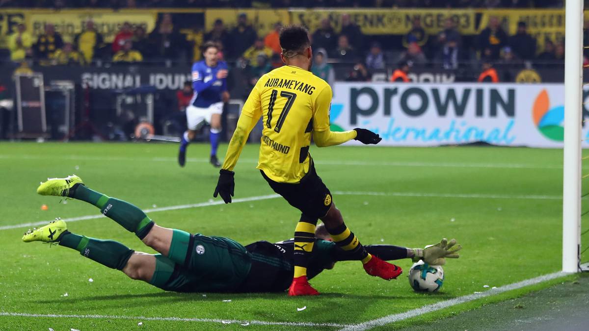 Was den Wirbel um Aubameyang anheizt: Auch auf dem Platz liefert er nicht mehr so zuverlässig. In der zweiten Hälfte der Hinrunde 2017/18 schießt er nur drei Tore - und auch wenn er trifft, ist damit nicht immer alles gut