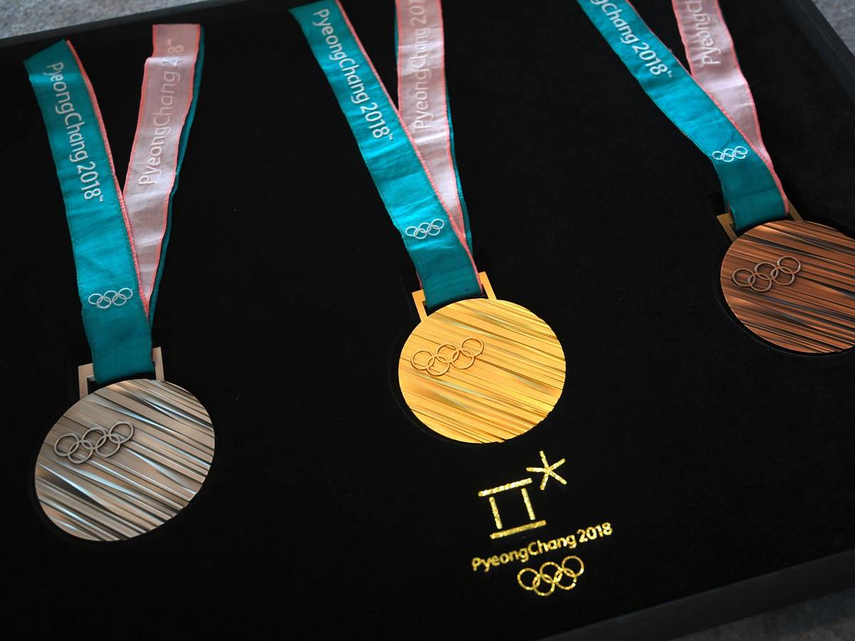 Награда 2018. Олимпийская медаль Пхенчхан. Зимние Олимпийские игры 2018 медали. Медали дизайнерские. Олимпийская медаль 2018.