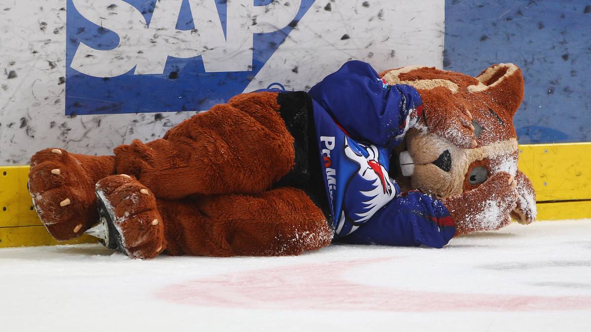 Weil das Maskottchen der Adler Mannheim die gegnerischen Fans nach dem Heimspiel gegen die Schwenninger Wild Wings mit obszönen Gesten provoziert, feuert der Verein den Darsteller. Unter dem Namen "Freiheit für unseren UDO" starten die Fans eine Online-Petition, um das Aus ihres geliebten Hamsters zu verhindern