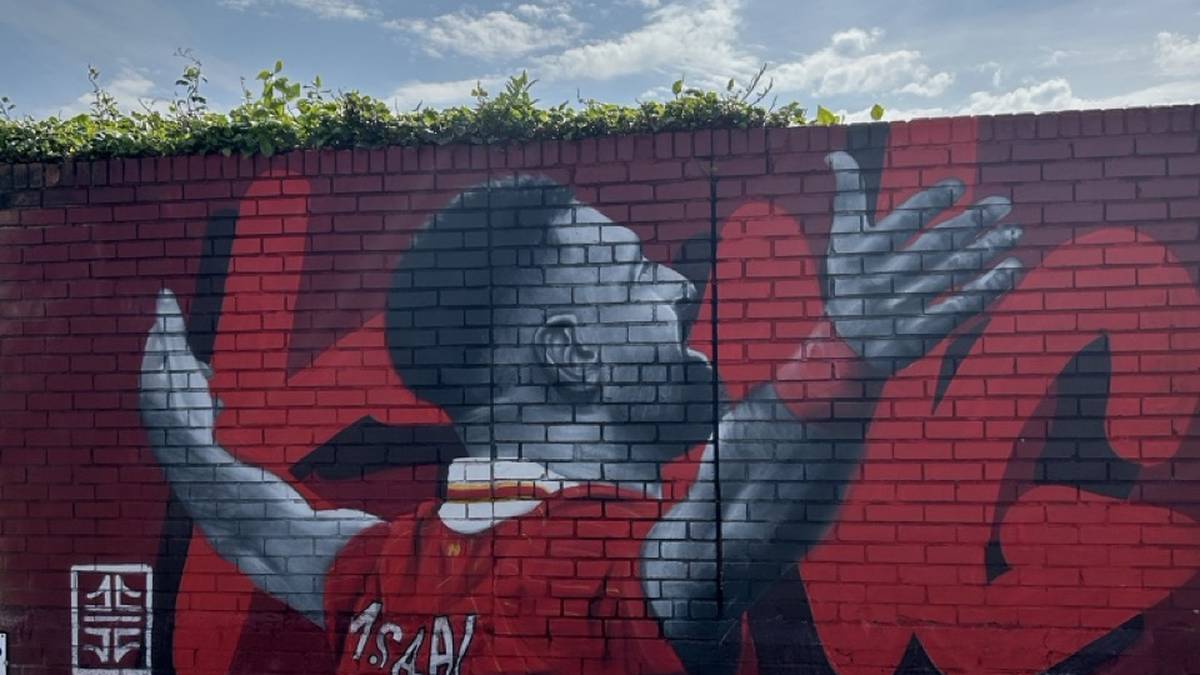 Rund um die Anfield Road zeigen zahlreiche Wandbilder die größten Legenden aus der Vereinsgeschichte des FC Liverpool. SPORT1 zeigt die spektakulären Murals