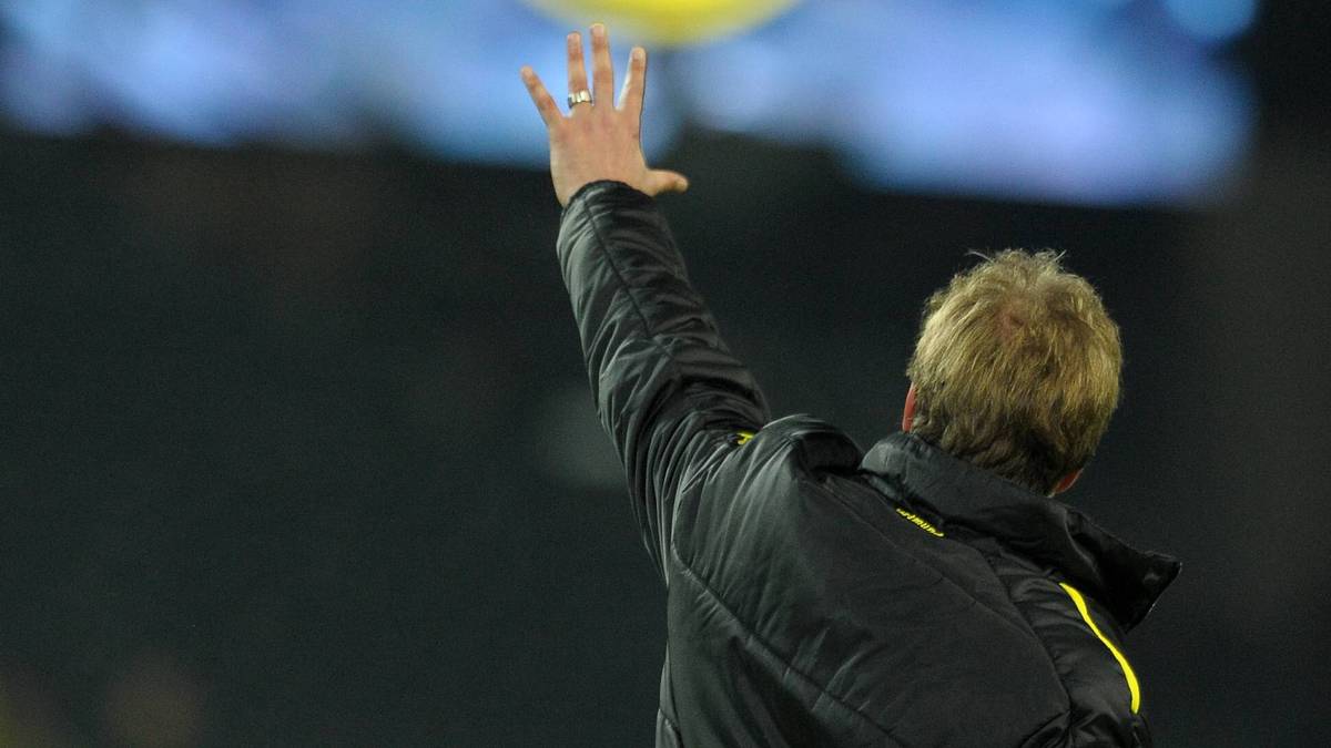 In der Champions League muss der BVB nach einer 0:3-Klatsche gegen Juve die Segel streichen. Nach der Winterpause befreit sich Dortmund zwar aus dem Keller, doch Klopps Gedanken an eine neue Herausforderung werden größer
