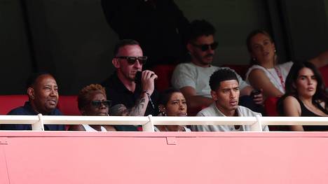 Beim 3:2-Sieg von Borussia Dortmund gegen Arsenal im Emirates Cup saß mit Jude Bellingham ein alter Bekannter des BVB auf der Tribüne. Der Engländer spielte von 2020 bis 2023 für die Dortmunder und drückt dort nun seinem Bruder Jobe die Daumen.