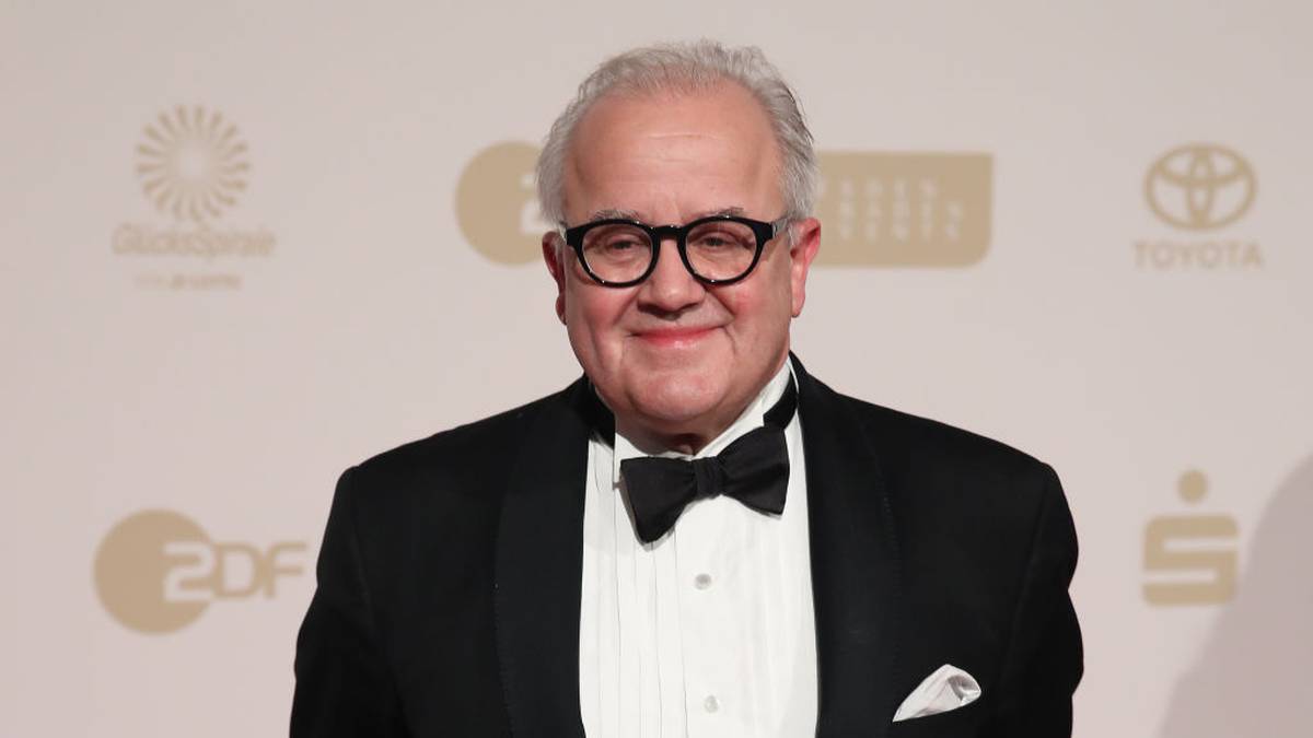 DFB-Präsident Fritz Keller hat die kurze Anfahrt von seinem Wohnort Freiburg nach Baden-Baden auf sich genommen und posiert für die Fotografen