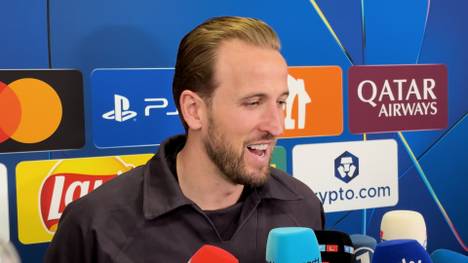 Vor dem Rückspiel des FC Bayern gegen Atalanta Bergamo werden bei Harry Kane böse Erinnerungen an einen spontanen Einsatz als Torhüter wach - auch, weil das alte Video noch einmal herausgekramt wird. Der Stürmer nimmt es mit Humor und huldigt Comebacker Jonas Urbig.