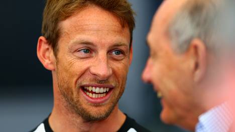 Jenson Button (l.) fährt offenbar auch 2016 für das Team von Ron Dennis (r.)