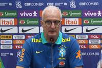 Brasiliens Trainer Dorival Junior spricht über die angespannte Lage im Nationalteam. Kurioser Vergleich: Er erklärt, der Aufbau der Seleção sei wie ein Haus zu errichten. 