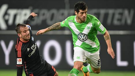 Wolfsburgs Vieirinha (r.) und Hamburgs Rafael van der Vaart kämpfen um den Ball